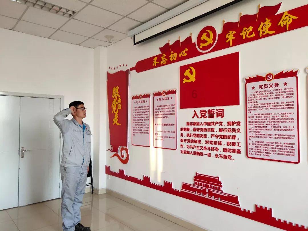 男子与女孩因座位发生冲突，妈妈霸气护女：你凭什么打我女儿